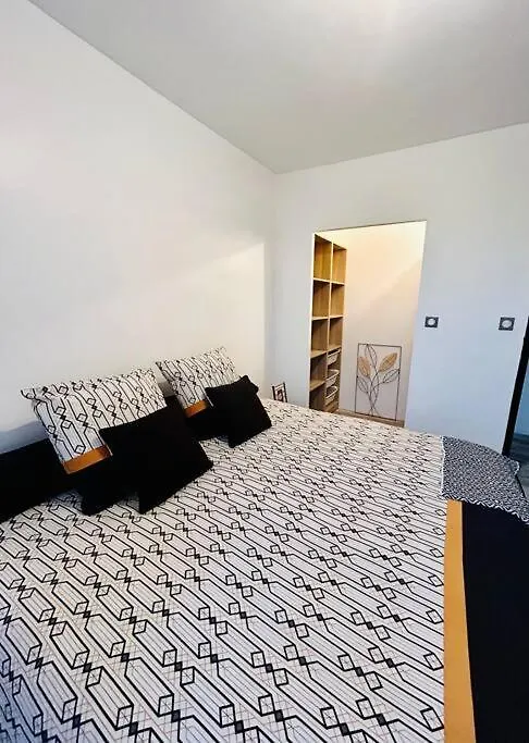 T4 Jolie Vue Avec Jaccuzzi Appartement Vitrolles  0*, Vitrolles (Bouches-du-Rhone)
